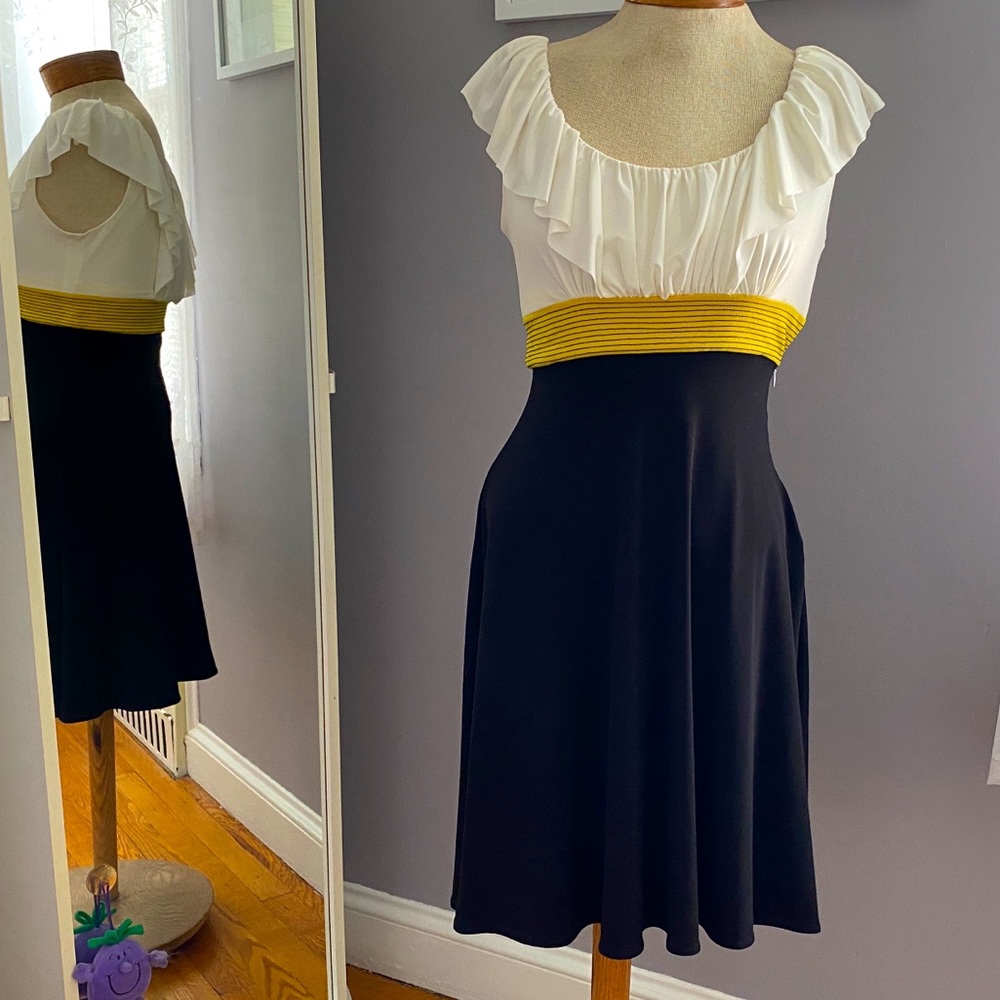 Pretty, flattering dress.